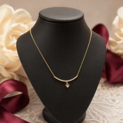 colar com barra curva e coração, variante dourada, pedra clara, referência 85290-3