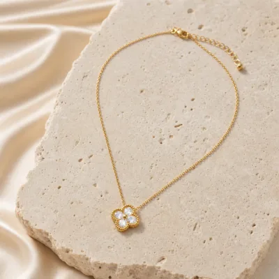 Colar com Pendente Flor de Quatro Pétalas e Cristais — 2 Cores — A — Dourado