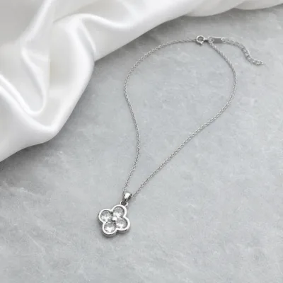 Colar com Pendente Flor de Quatro Pétalas e Cristais — 2 Cores — B — Prateado