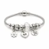 Pulseira prateada com berloques florais e coracao - fundo branco