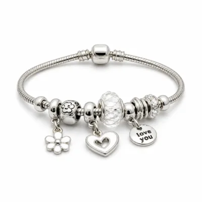 Pulseira prateada com berloques florais e coracao - fundo branco