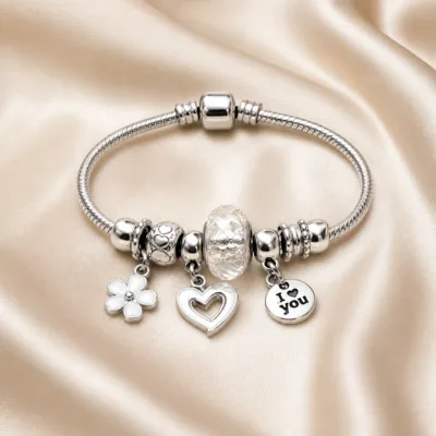 Pulseira prateada com berloques florais e coracao - cetim bege