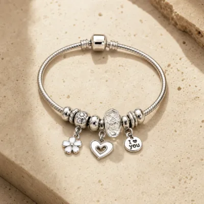 Pulseira prateada com berloques florais e coracao - pedra quente