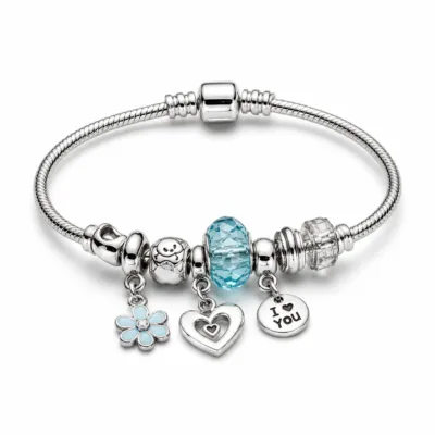 Pulseira prateada com berloques azuis e coracao - fundo branco