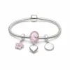 Pulseira prateada com berloques rosa e coracao - fundo branco