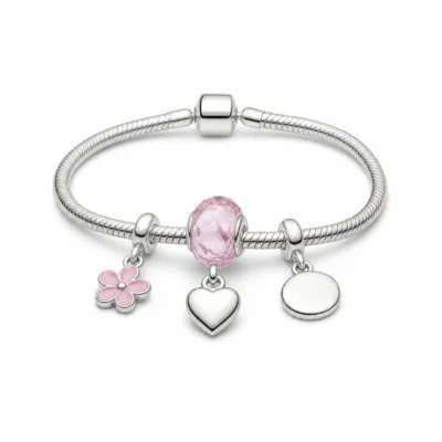 Pulseira prateada com berloques rosa e coracao - fundo branco