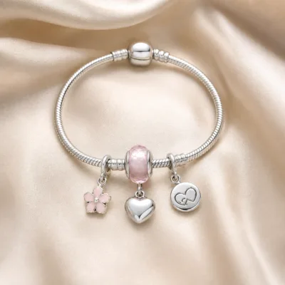Pulseira prateada com berloques rosa e coracao - cetim bege