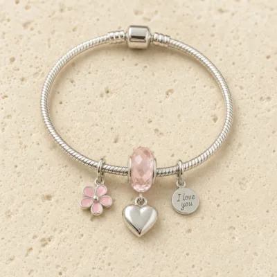 Pulseira prateada com berloques rosa e coracao - pedra quente