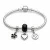 Pulseira prateada com berloques pretos e coracao - fundo branco