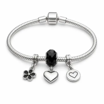 Pulseira prateada com berloques pretos e coracao - fundo branco