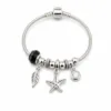 pulseira prateada com conta preta em fundo branco, referencia 85326-3