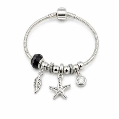 pulseira prateada com conta preta em fundo branco, referencia 85326-3