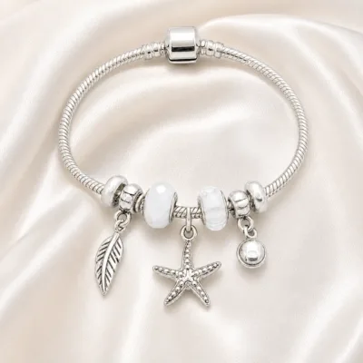 pulseira prateada com contas brancas em cetim marfim, referencia 85326-3