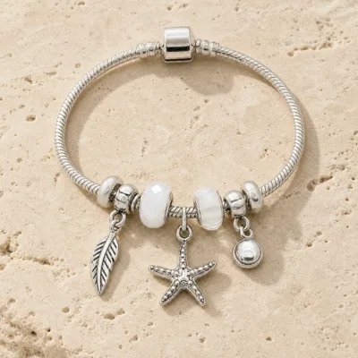 pulseira prateada com contas brancas em pedra clara de tom quente, referencia 85326-3