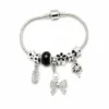 Pulseira prateada com berloques pretos, uma pulseira em fundo branco