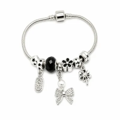Pulseira prateada com berloques pretos, uma pulseira em fundo branco