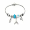 Pulseira prateada com berloques azuis, uma pulseira em fundo branco