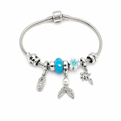 Pulseira prateada com berloques azuis, uma pulseira em fundo branco