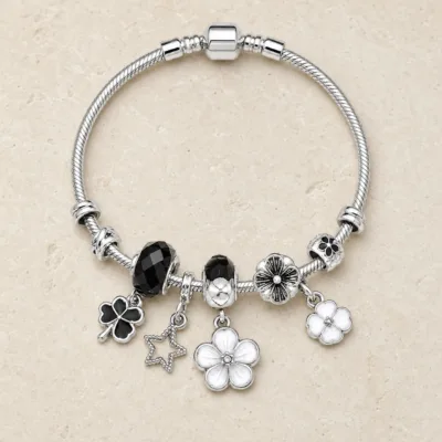 pulseira prateada com conta preta em pedra clara de tom quente, referencia 85327-1