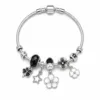 pulseira prateada com conta preta em fundo branco, referencia 85327-1