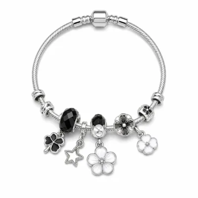 pulseira prateada com conta preta em fundo branco, referencia 85327-1