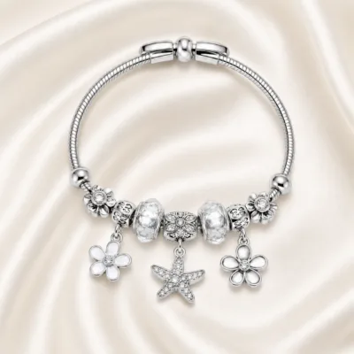 pulseira prateada com contas transparentes em cetim marfim, referencia 85327-1