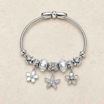 pulseira prateada com contas transparentes em pedra clara de tom quente, referencia 85327-1