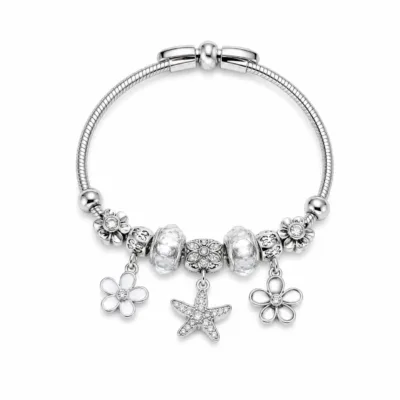 pulseira prateada com contas transparentes em fundo branco, referencia 85327-1