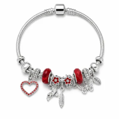 pulseira prateada vermelha com coração em fundo branco, referencia 85327-3