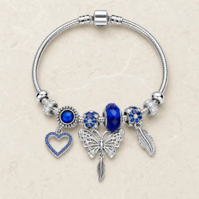 pulseira prateada azul com coração em pedra clara de tom quente, referencia 85327-3