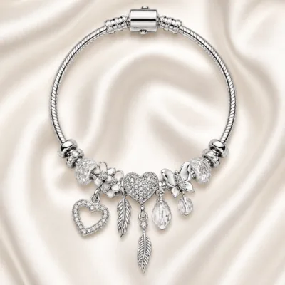 pulseira prateada transparente com coração em cetim marfim, referencia 85327-3