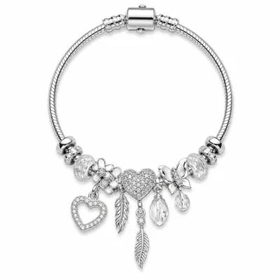 pulseira prateada transparente com coração em fundo branco, referencia 85327-3
