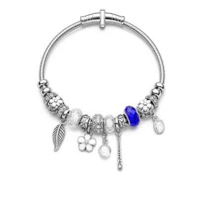 pulseira prateada transparente com conta azul em fundo branco, referencia 85327-4