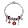 pulseira prateada vermelha com flores em fundo branco, referencia 85327-4