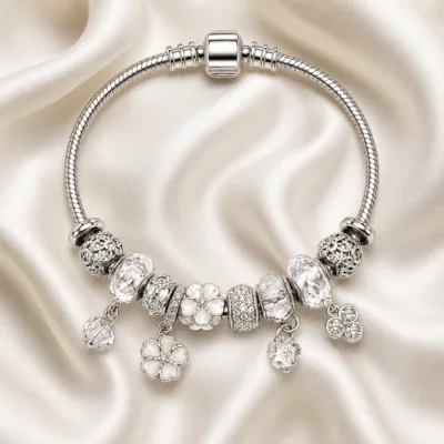 pulseira prateada transparente com flores em cetim marfim, referencia 85327-5