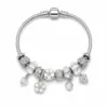 pulseira prateada transparente com flores em fundo branco, referencia 85327-5