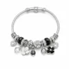 pulseira prateada preta com flores em fundo branco, referencia 85327-5