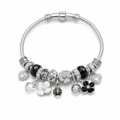 pulseira prateada preta com flores em fundo branco, referencia 85327-5