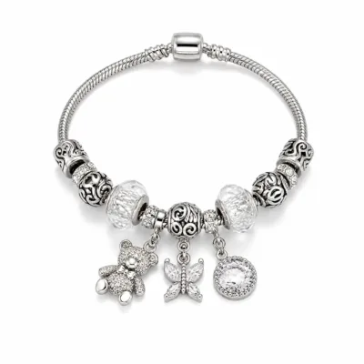 pulseira prateada com urso e borboleta em fundo branco, referencia 85327-6