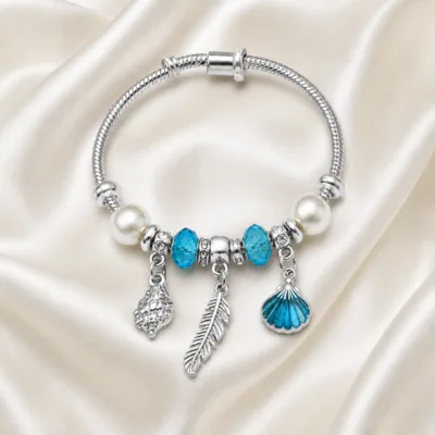 pulseira prateada azul com conchas em cetim marfim, referencia 85328-1
