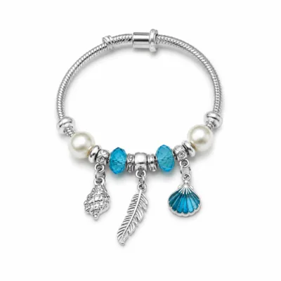 pulseira prateada azul com conchas em fundo branco, referencia 85328-1