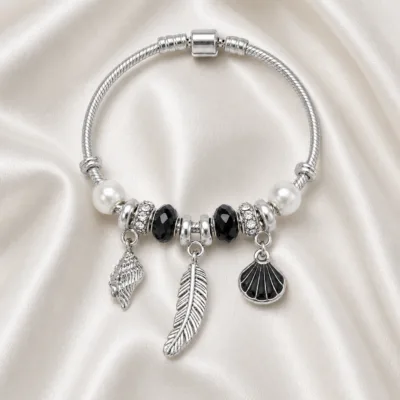 pulseira prateada preta com conchas em cetim marfim, referencia 85328-1