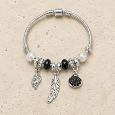 pulseira prateada preta com conchas em pedra clara de tom quente, referencia 85328-1