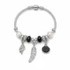 pulseira prateada preta com conchas em fundo branco, referencia 85328-1