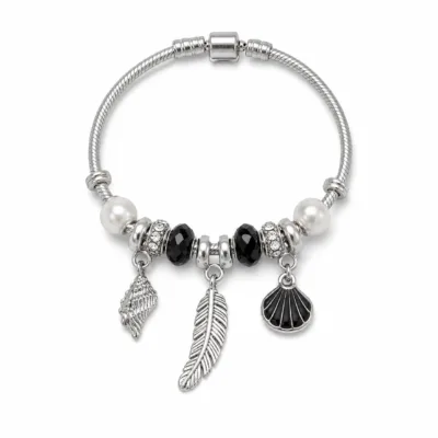 pulseira prateada preta com conchas em fundo branco, referencia 85328-1