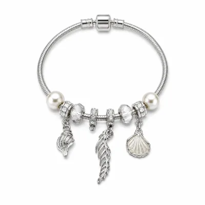 pulseira prateada transparente com conchas em fundo branco, referencia 85328-1