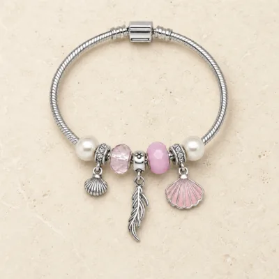 pulseira prateada rosa com conchas em pedra clara de tom quente, referencia 85328-1