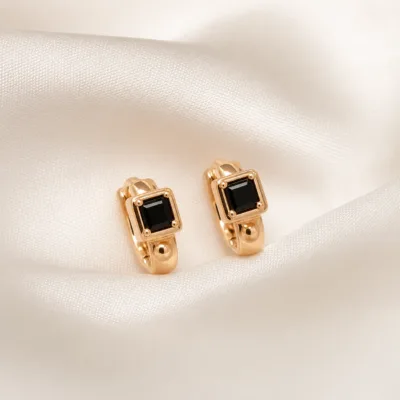 Brincos dourados rosa modelo B com cristal quadrado preto