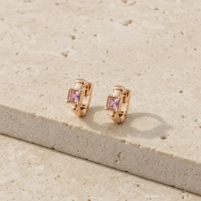 Brincos dourados rosa modelo F com cristal quadrado vermelho
