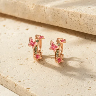 Brincos dourados rosa modelo A com borboletas vermelhas e rosa